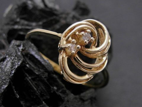 Gold Ring attraktiv Gold 585 mit Diamanten in geschwungenem Design, Goldring Größe 51,5 vom Hersteller Juwelier Harnisch bis Größe 52/17.