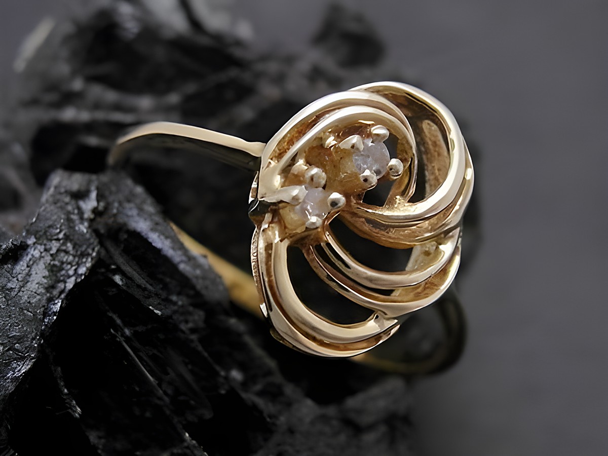 Gold Ring attraktiv Gold 585 mit Diamanten in geschwungenem Design, Goldring Größe 51,5 vom Hersteller Juwelier Harnisch bis Größe 52/17.