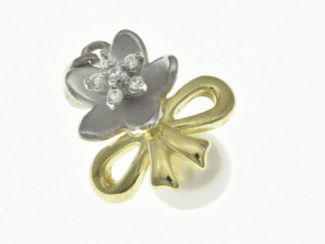 Edelweiß Süßwasserperle Anhänger aus Sterling Silber und rhodiniertem Bicolor Gelbgold mit Zirkonia von Juwelier Harnisch, kunstvoll gestaltet und verziert.