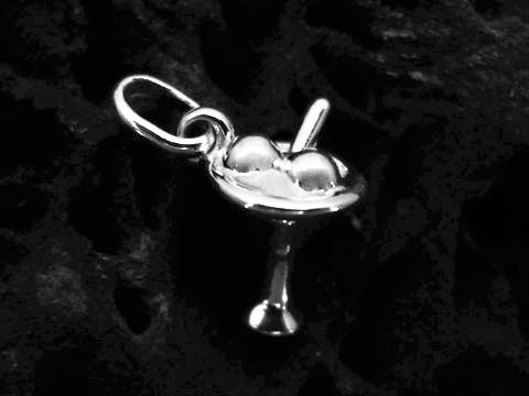 Verspielter Cocktailglas Anhänger aus Sterling Silber mit feinen Details, hergestellt von Juwelier Harnisch, ideal für verschiedene Schmuckdesigns.