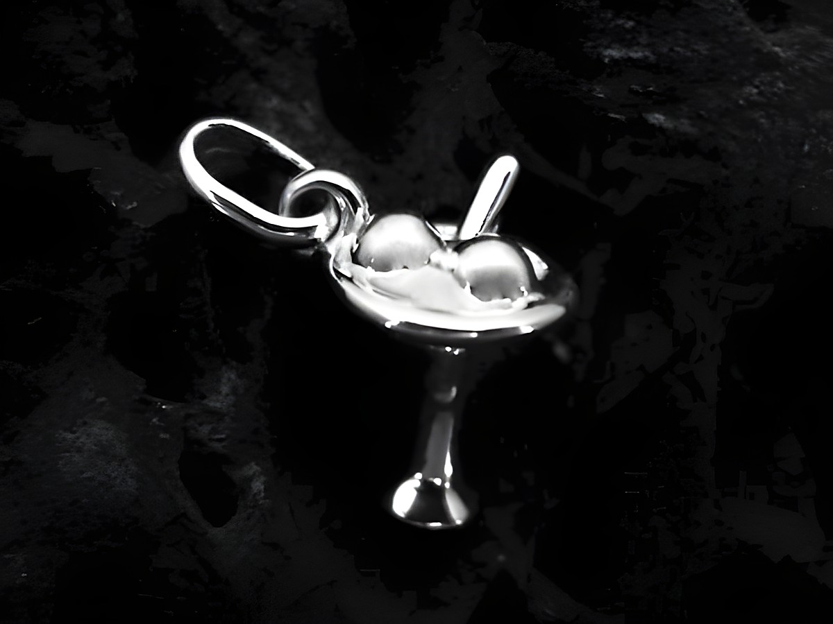 Verspielter Cocktailglas Anhänger aus Sterling Silber mit feinen Details, hergestellt von Juwelier Harnisch, ideal für verschiedene Schmuckdesigns.