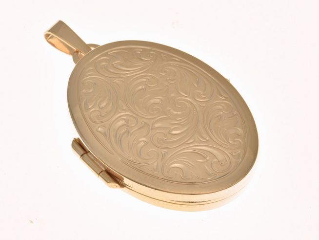 Medaillon in ovaler Form mit Diamantschliff aus Sterling Silber, roségold vergoldet, reizendes Design von Juwelier Harnisch, elegante Verzierung auf der Oberfläche.