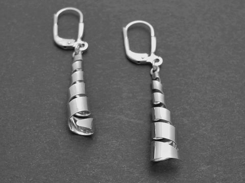 Silber Ohrringe in spiralenförmigem, rhodiniertem Design von Juwelier Harnisch, Ohrhänger ohne Stein, modernes und elegantes Schmuckstück.