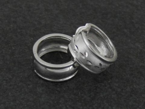 Zwei zeitlose Creolen aus rhodiniertem Sterlingsilber mit Diamantschliff, bis 25 mm, hergestellt von Juwelier Harnisch. Elegant und vielseitig für jeden Anlass.