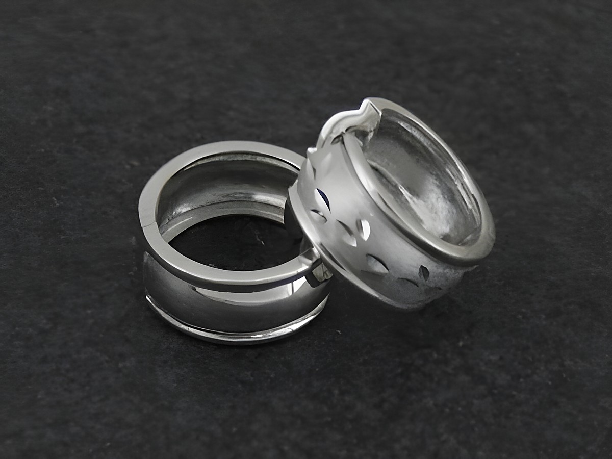 Zwei zeitlose Creolen aus rhodiniertem Sterlingsilber mit Diamantschliff, bis 25 mm, hergestellt von Juwelier Harnisch. Elegant und vielseitig für jeden Anlass. – Ansicht 2