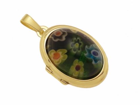 Millefiore Glas in grün als Cabochon in einem goldenen Medaillon aus Gold 333, hergestellt von Juwelier Harnisch, mit bunten Blumenmotiven auf der Oberfläche.