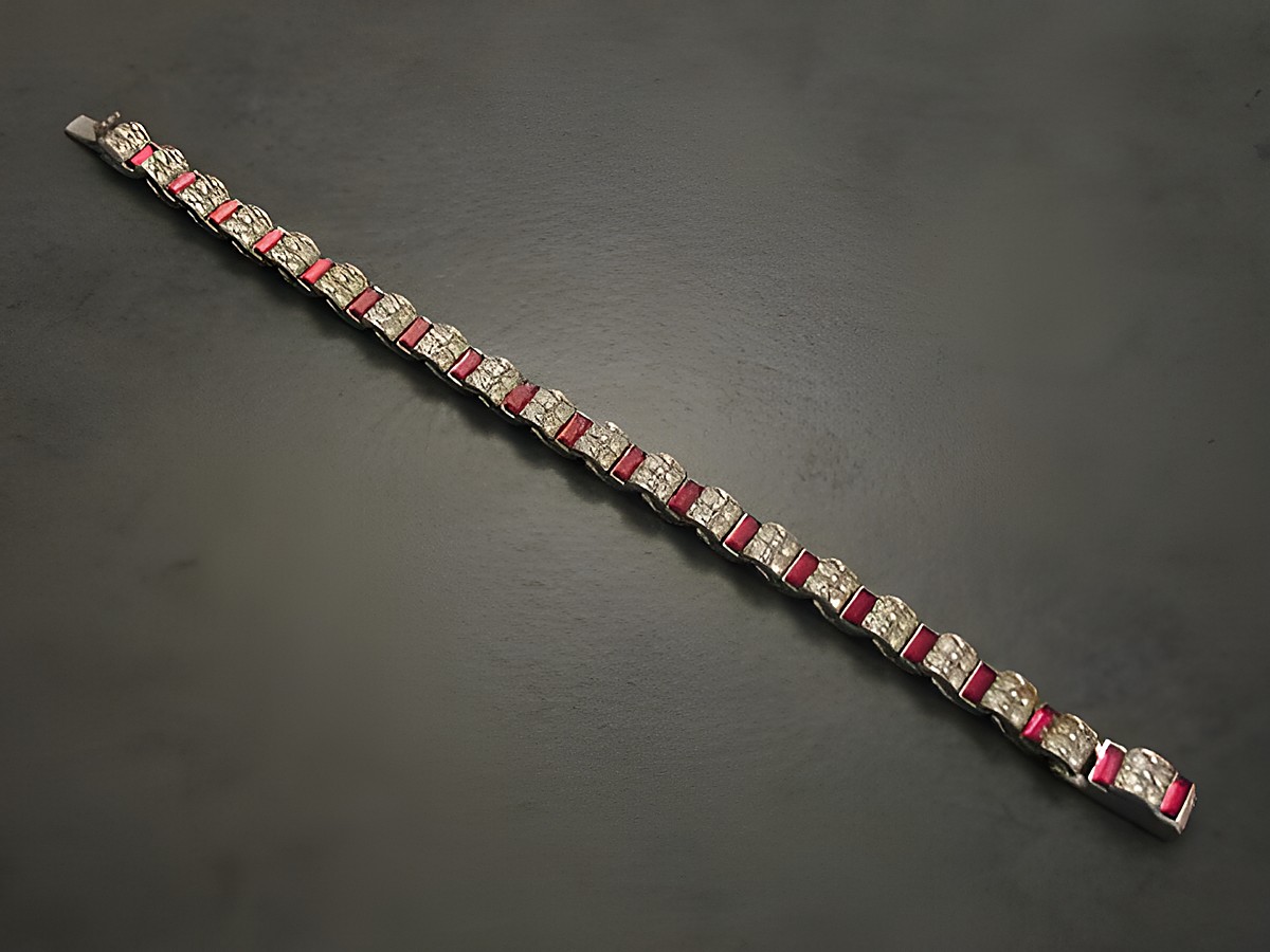 Strass Armband in rot mit einer Länge von 16 cm und silberfarbenen Elementen, charmant gestaltet. Hersteller: Juwelier Harnisch, ideal für Armbänder und Armreifen. – Ansicht 2