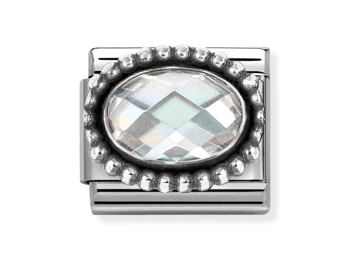 Ovaler Zirkonia in facettierter Optik, umgeben von einer Kugelstruktur aus Sterling Silber, präsentiert sich elegant und modern, ideal für stilvolle Schmuckkombinationen von Nomination.
