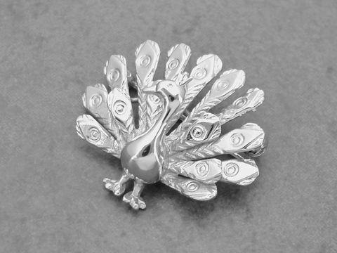 Silber Brosche in Form eines prachtvollen Pfaues mit detaillierten Federn. Hersteller: Juwelier Harnisch. Ideal als tierisch elegante Brosche für besondere Anlässe.
