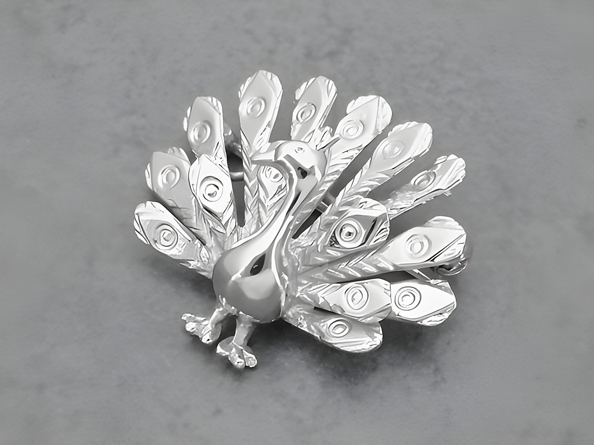 Silber Brosche in Form eines prachtvollen Pfaues mit detaillierten Federn. Hersteller: Juwelier Harnisch. Ideal als tierisch elegante Brosche für besondere Anlässe.