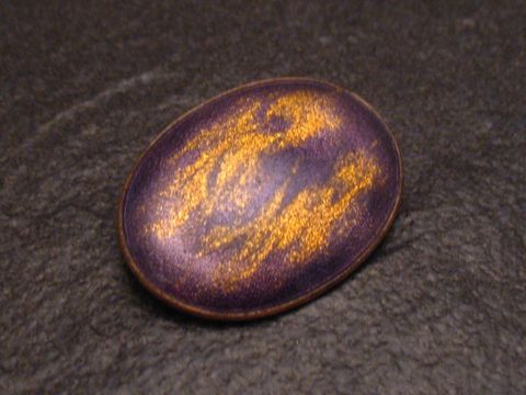 Violet-gelbe Emaille Brosche mit leicht strukturiertem Design, vergoldet, vom Juwelier Harnisch, im Vintage-Stil, ideal für stilvolle Akzente.