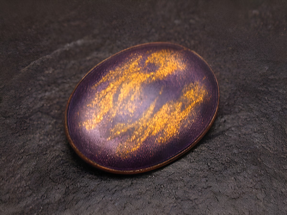 Violet-gelbe Emaille Brosche mit leicht strukturiertem Design, vergoldet, vom Juwelier Harnisch, im Vintage-Stil, ideal für stilvolle Akzente.