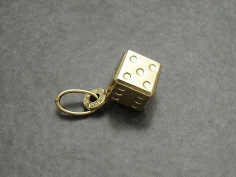 Anhänger Würfel aus Gold 333, symbolisiert Glück, Hersteller Juwelier Harnisch, detailreiche Würfelform mit sechs Augen, ideal als modisches Accessoire.