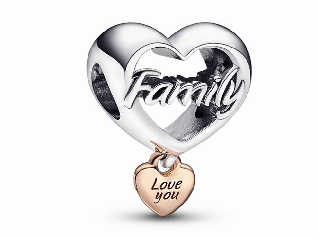 Herz Charm aus Silber und Roségold mit der Gravur Familie und einem angehängten Herzen, das Love you zeigt, ideal für Hochzeits- oder Familiengeschenke.