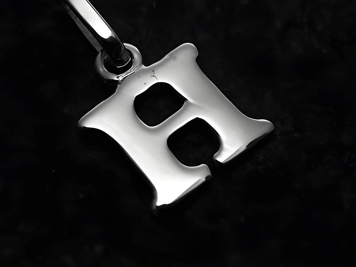 H Buchstaben Anhänger 925 Sterling Silber rhodiniert, Hersteller Juwelier Harnisch, glänzender Buchstabe H, ideal für persönliche Akzente in Schmuckdesign.