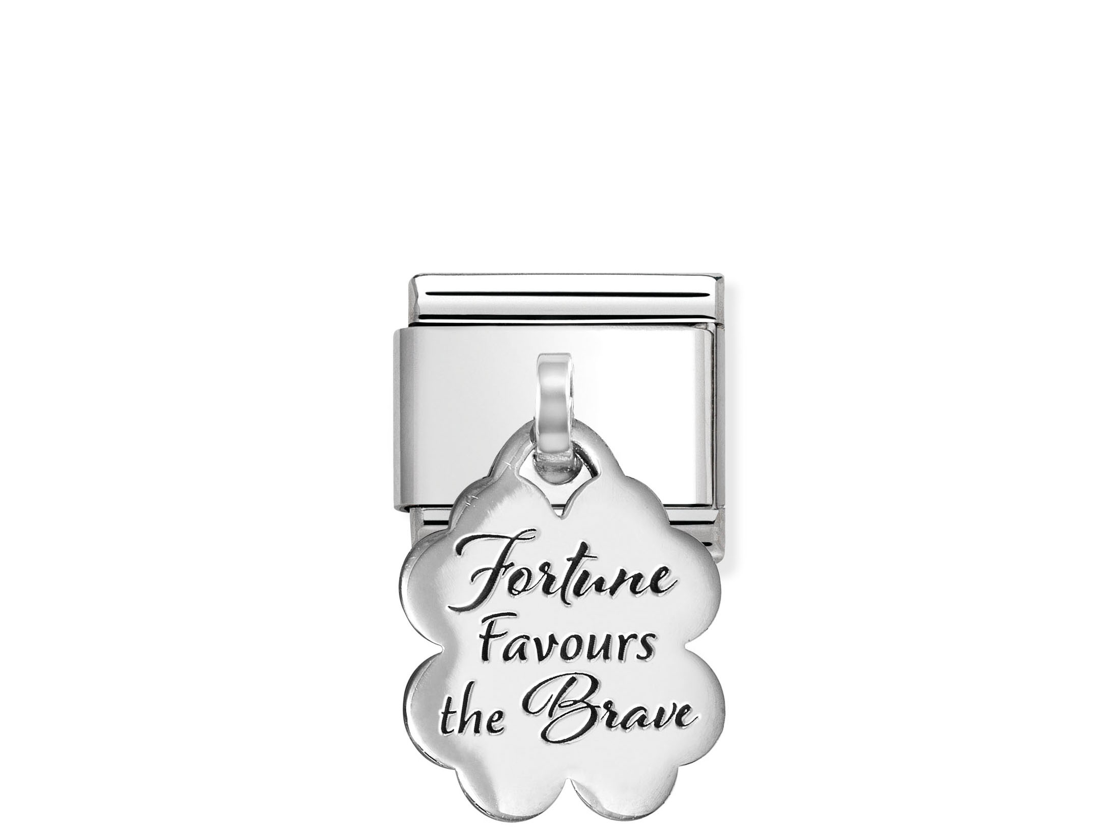 Sterling Silber Anhänger in Form eines Glücksklees mit der Gravur Fortune Favours the Brave, präsentiert an einem eleganten Befestigungselement von Nomination, Neuheiten.