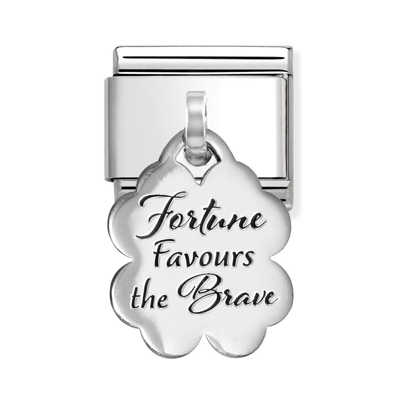 Sterling Silber Anhänger in Form eines Glücksklees mit der Gravur Fortune Favours the Brave, präsentiert an einem eleganten Befestigungselement von Nomination, Neuheiten.