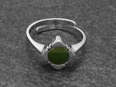 Silberring rho puristisch, verstellbar in Größe, mit grünem Jade-Stein in rhodinierten Fassung, stilvolles Design von Juwelier Harnisch.