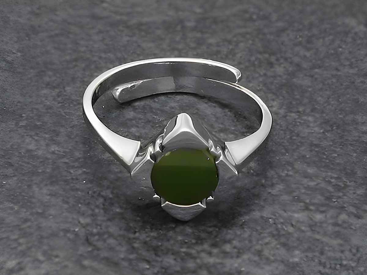Silberring rho puristisch, verstellbar in Größe, mit grünem Jade-Stein in rhodinierten Fassung, stilvolles Design von Juwelier Harnisch.