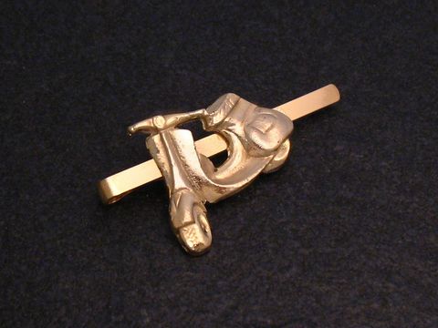 Goldfarbene Krawattenklammer im 70er Jahre Design, stilisiert als Roller, Hersteller: Juwelier Harnisch, ideal für stilvolle Akzente.