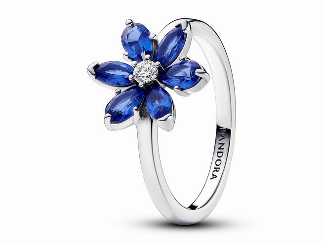Funkelnder Herbarium Cluster Ring von Pandora aus Sterling Silber mit einem Steinmix in Blau, Größe 58. Der Ring hat eine Blumenform mit strahlenden blauen Steinen und einem zentralen Glitzerdetail.