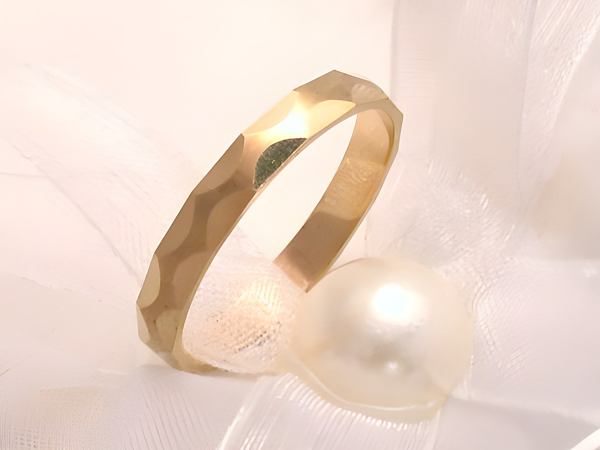 Trauring Ehering EVERLASTING aus Gold 333, mit einer matte Oberfläche und facettiertem Design, Größe 62,5/19,9, hergestellt von Juwelier Harnisch, bis Größe 62/19,7.