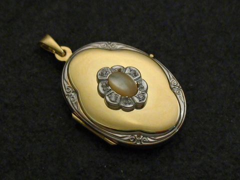 Perlmutt natur Medaillon Cabochon Gold 585 bicolor mit Brillanten, Hersteller Juwelier Harnisch, Gelbgold 585, elegantes Design mit geschmackvoller Blütenapplikation.