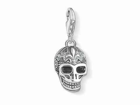 Charm-Anhänger von Thomas Sabo in Form eines silbernen Totenkopfes mit kunstvollen Details, Teil der Vintage Rebel Kollektion, Modellnummer 1546-637-21.