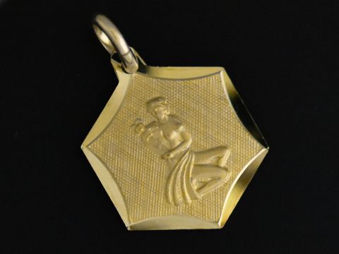 Runder und eckiger Gold Anhänger 333 mit dem Sternzeichen Jungfrau, gefertigt vom Juwelier Harnisch, zeigt das Symbol der Jungfrau in detailreicher Gestaltung.