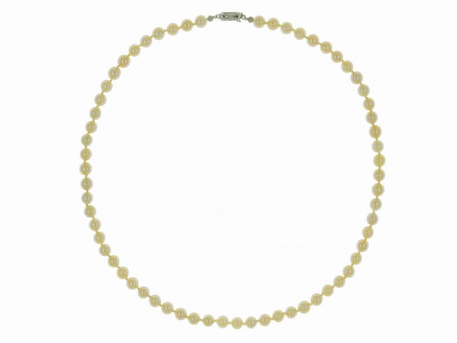 Perlenkette aus Akoya-Zuchtperlen 6,7-7 mm in Creme und Champagnerfarben, 50 cm lang, mit einem Silberverschluss, Hersteller Juwelier Harnisch, klassisches Design.