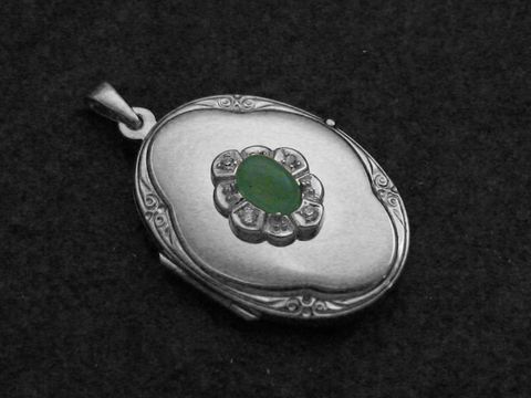 Aventurin grün Medaillon Cabochon aus rhodiniertem Sterling Silber, verziert mit einem eleganten Design und einem zentralen grünen Stein, ideal als edles Schmuckstück.