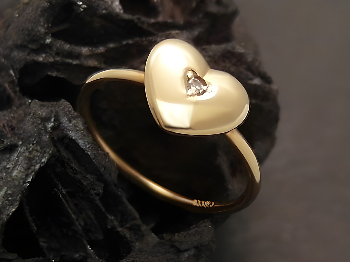 Goldring mit Herzform aus Gold 585, verziert mit einem Diamanten, Größe 53,5, Hersteller Juwelier Harnisch, geeignet bis Größe 54 oder 17,5.