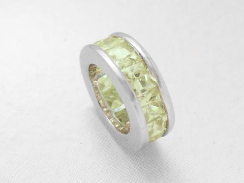 Taufring aus 925 Sterling Silber mit grünen, facettierten Steinen, gefertigt von Juwelier Harnisch, ideal zur Taufe und als Erinnerungstück, elegantes und stilvolles Design.
