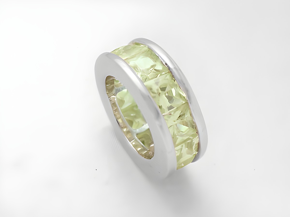 Taufring aus 925 Sterling Silber mit grünen, facettierten Steinen, gefertigt von Juwelier Harnisch, ideal zur Taufe und als Erinnerungstück, elegantes und stilvolles Design.