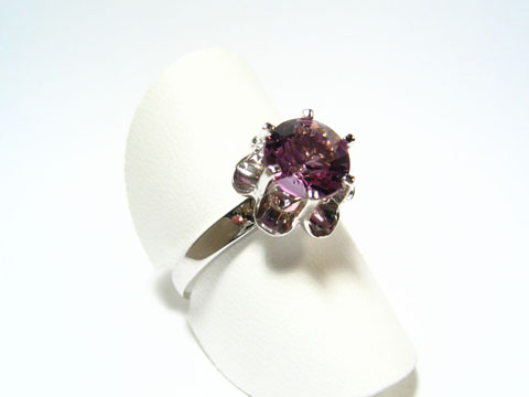 Silber Ring rhodiniert mit echtem lila Amethyst, verstellbar, Hersteller Juwelier Harnisch, elegant und glänzend präsentiert auf einem weißen Ringhalter.