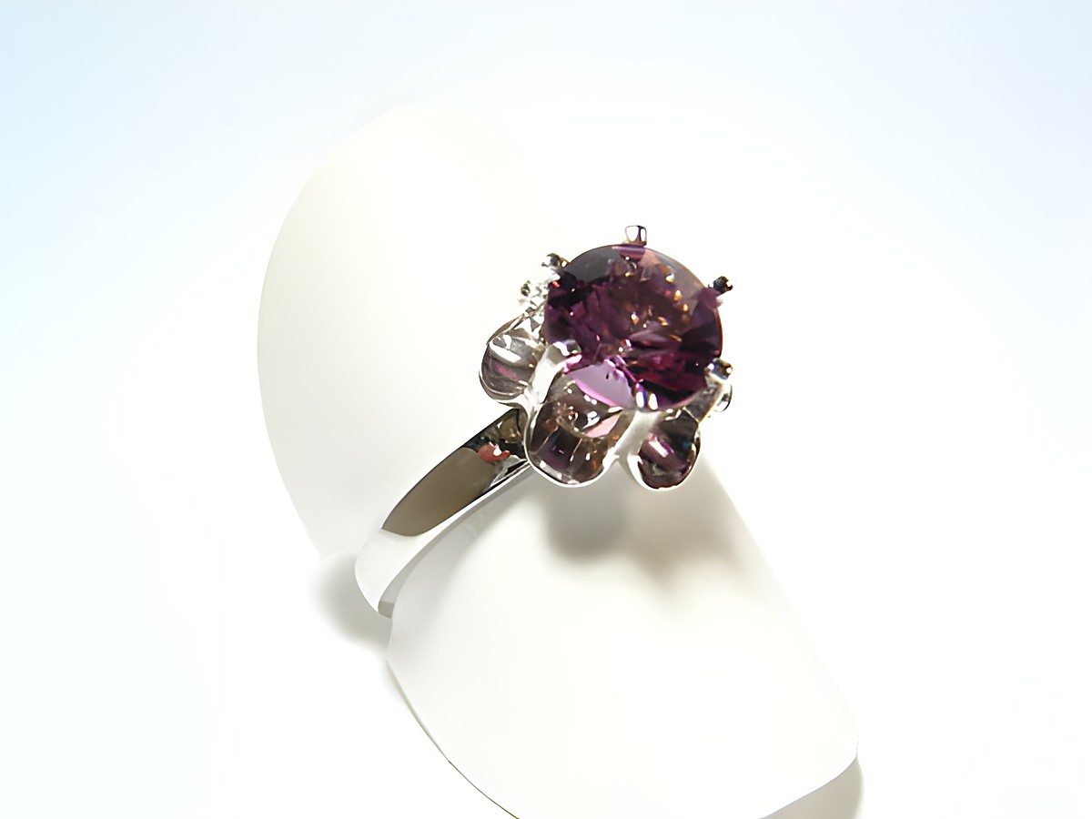 Silber Ring rhodiniert mit echtem lila Amethyst, verstellbar, Hersteller Juwelier Harnisch, elegant und glänzend präsentiert auf einem weißen Ringhalter.