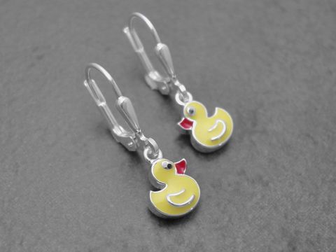 Niedliche Ohrringe in Form von Enten aus Sterling Silber mit gelbem, rotem, weißem und schwarzem Lack, ideal für Kinder, hergestellt von Juwelier Harnisch.