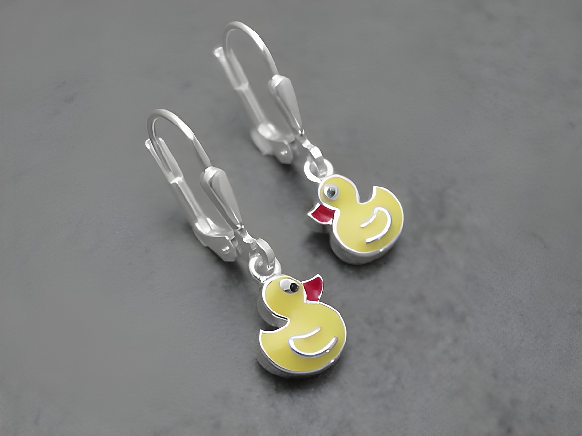 Niedliche Ohrringe in Form von Enten aus Sterling Silber mit gelbem, rotem, weißem und schwarzem Lack, ideal für Kinder, hergestellt von Juwelier Harnisch.