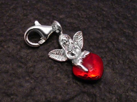Charms Anhänger Engel Herz aus Sterling Silber emailliert mit Karabiner vom Hersteller Juwelier Harnisch, elegantes Design mit rotem Herzen und detailverliebtem Engel.