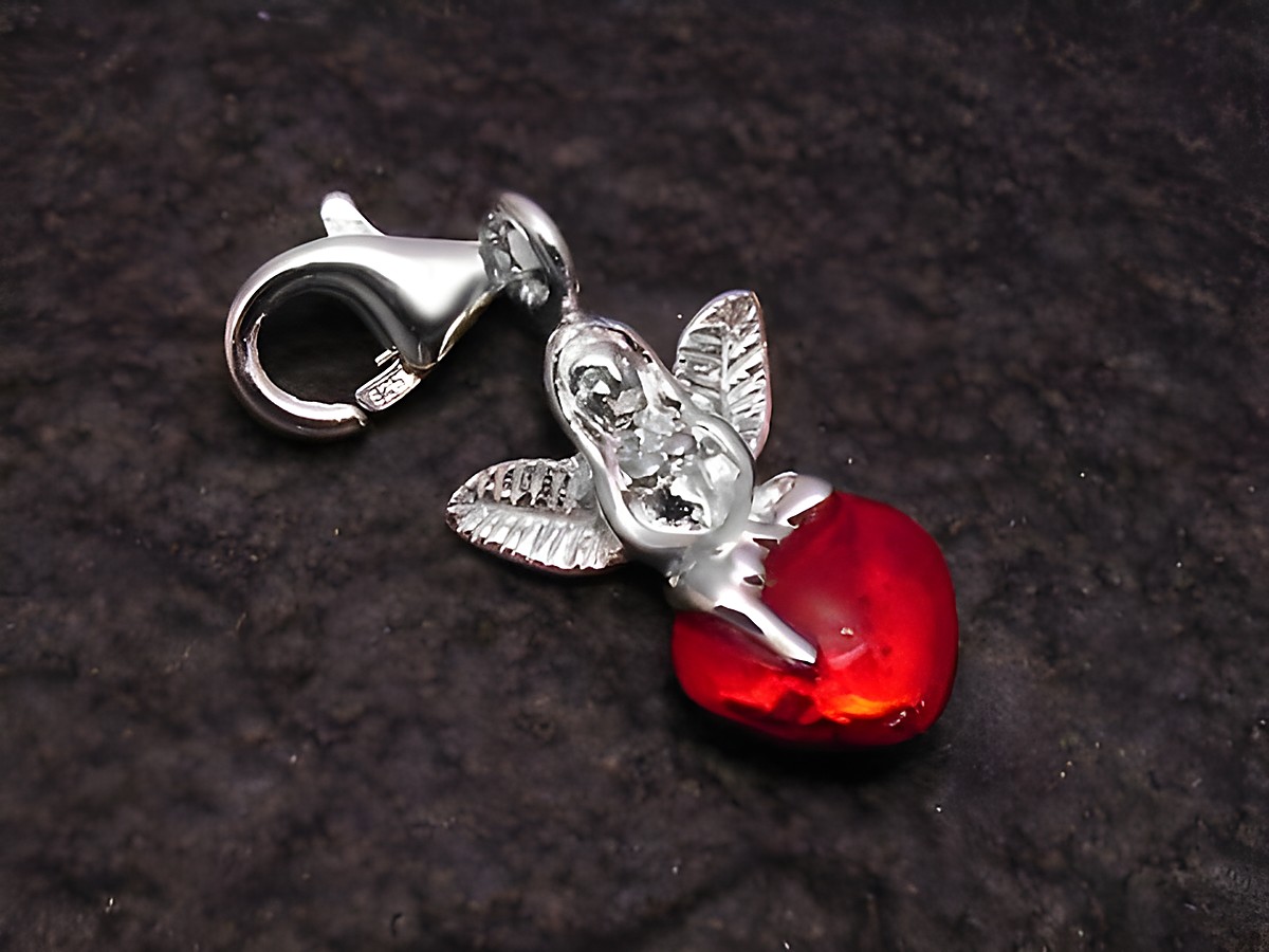 Charms Anhänger Engel Herz aus Sterling Silber emailliert mit Karabiner vom Hersteller Juwelier Harnisch, elegantes Design mit rotem Herzen und detailverliebtem Engel.