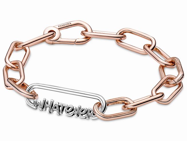 Ein stilvolles Armband aus roségoldfarbenem Metall mit einem auffälligen silbernen Wortlink, der das Wort "WHATEVER" zeigt, ideal für trendbewusste Statements im Schmuckdesign.