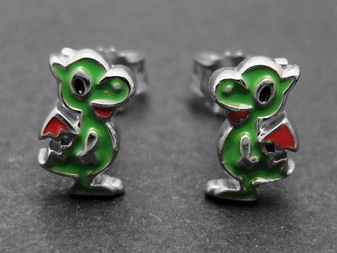 Märchenhafte silberne Ohrringe in Form eines Drachen, lackiert in grün und rot, ideal für Kinder, hergestellt von Juwelier Harnisch.