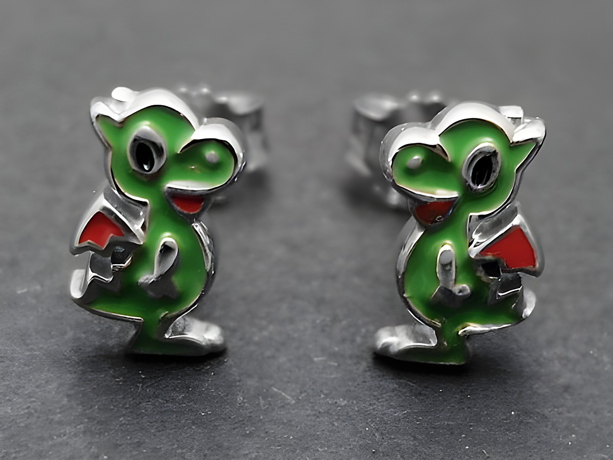 Märchenhafte silberne Ohrringe in Form eines Drachen, lackiert in grün und rot, ideal für Kinder, hergestellt von Juwelier Harnisch.