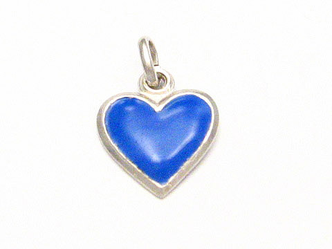 Silber Anhänger in Herzform mit blauem, glänzendem Innenleben, geeignet für Kinder, hergestellt von Juwelier Harnisch.