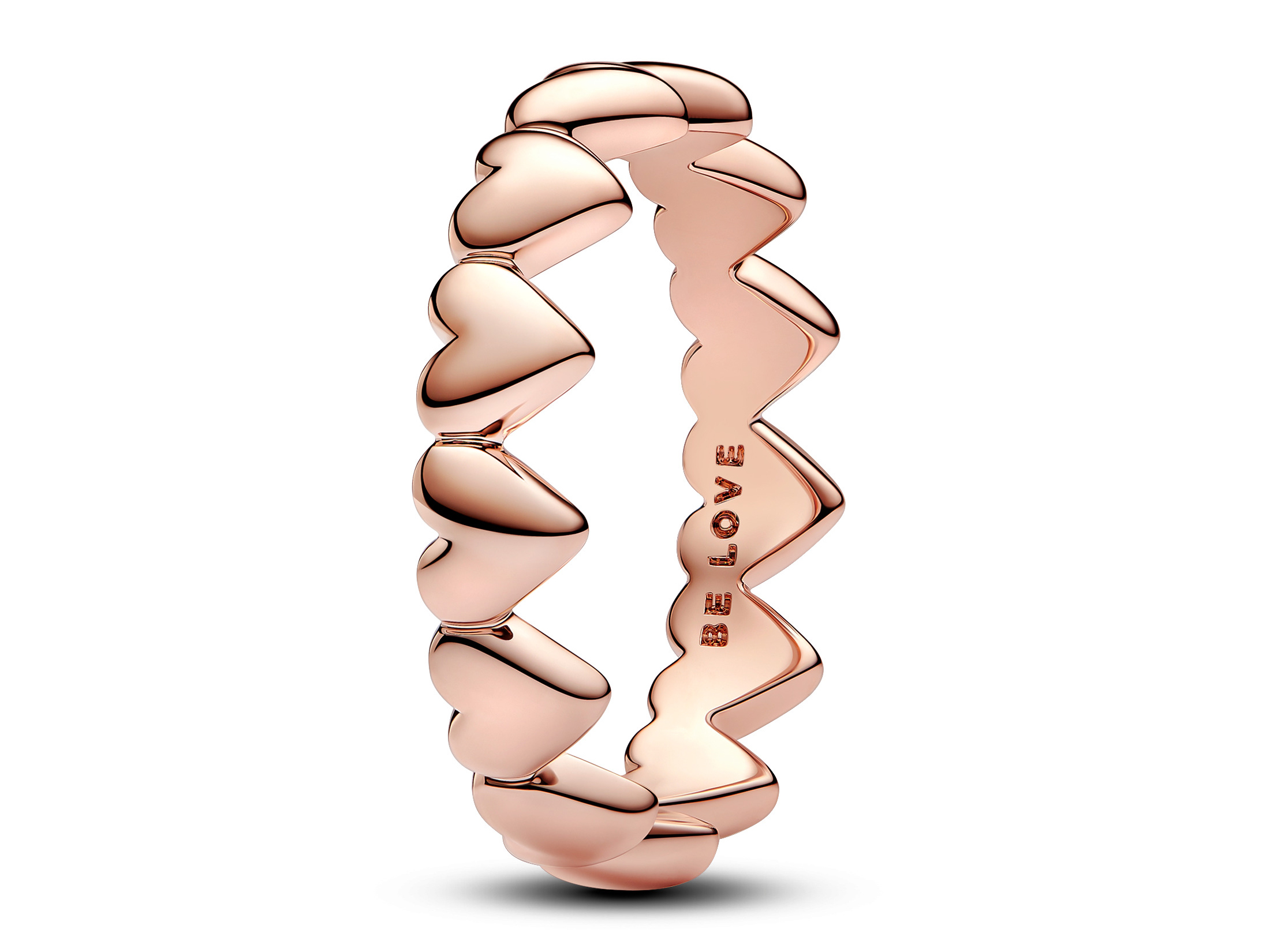Roségold vergoldeter Ring von Pandora mit einer Reihe von Herzen, Größe 58, die Gravur "BE LOVE" ist sichtbar, das Design ist modern und romantisch.