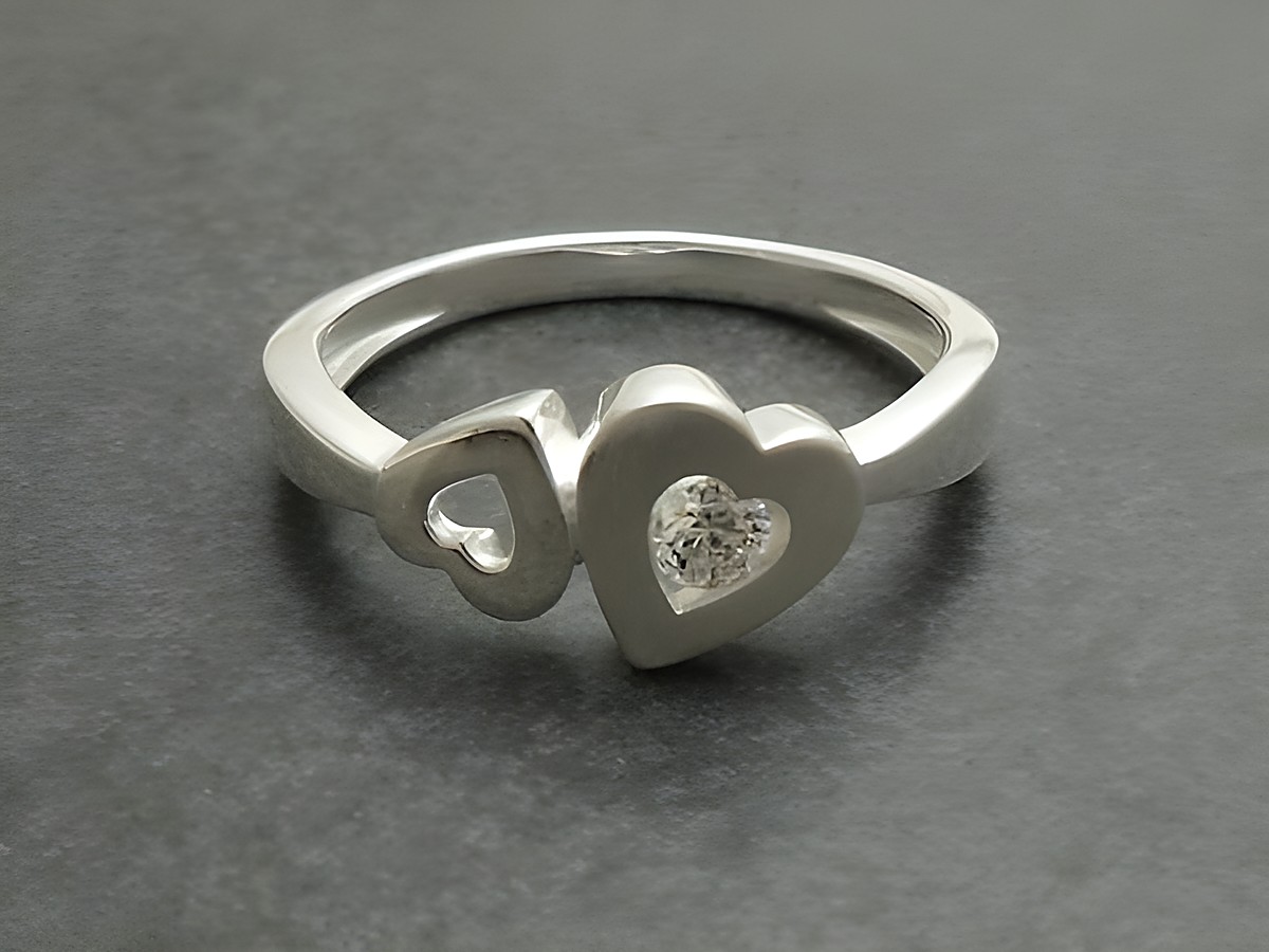 Ring aus Sterling Silber mit zwei Herzmotiven, eines davon mit Zirkonia, Größe 54, Hersteller Juwelier Harnisch. Elegant und zeitlos für romantische Anlässe.