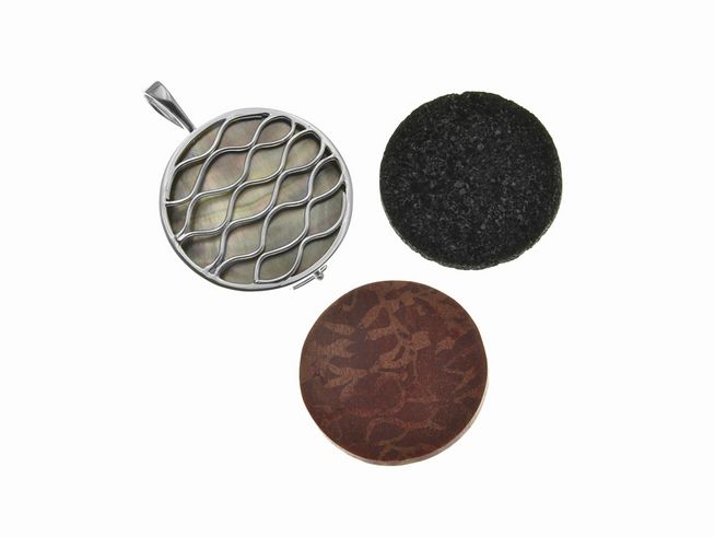 Medaillon Wechselanhänger Wellen aus 925 Sterling Silber, der Verschluss ist filigran und das Innere ist mit einem Stein gestaltet, umgeben von zwei verschiedenen Untersetzern.