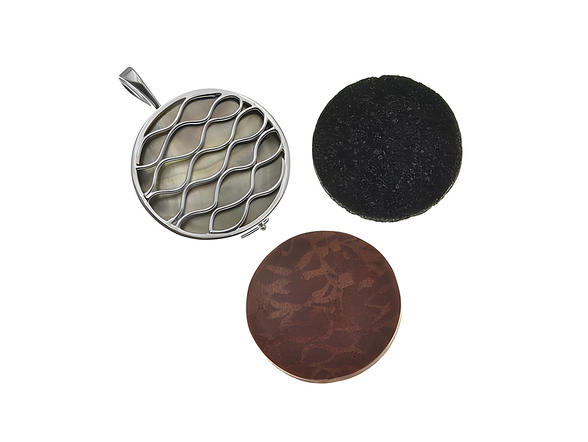 Medaillon Wechselanhänger Wellen aus 925 Sterling Silber, der Verschluss ist filigran und das Innere ist mit einem Stein gestaltet, umgeben von zwei verschiedenen Untersetzern.