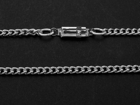 Silberfarbene Kette mit den Abmessungen 2,9 x 1,8 mm und einer Länge von 73 cm. Hersteller ist Juwelier Harnisch. Qualität und Glanz sorgen für eine elegante Ausstrahlung.