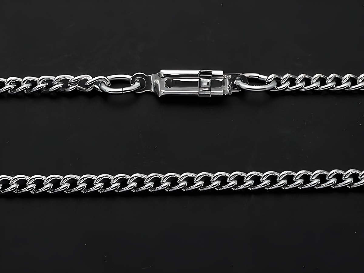 Silberfarbene Kette mit den Abmessungen 2,9 x 1,8 mm und einer Länge von 73 cm. Hersteller ist Juwelier Harnisch. Qualität und Glanz sorgen für eine elegante Ausstrahlung.